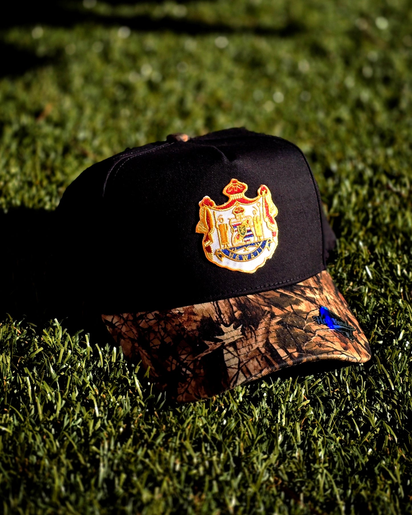 COAT OF ARMS HAT BY THE KAMA'ĀINA CLASSIC