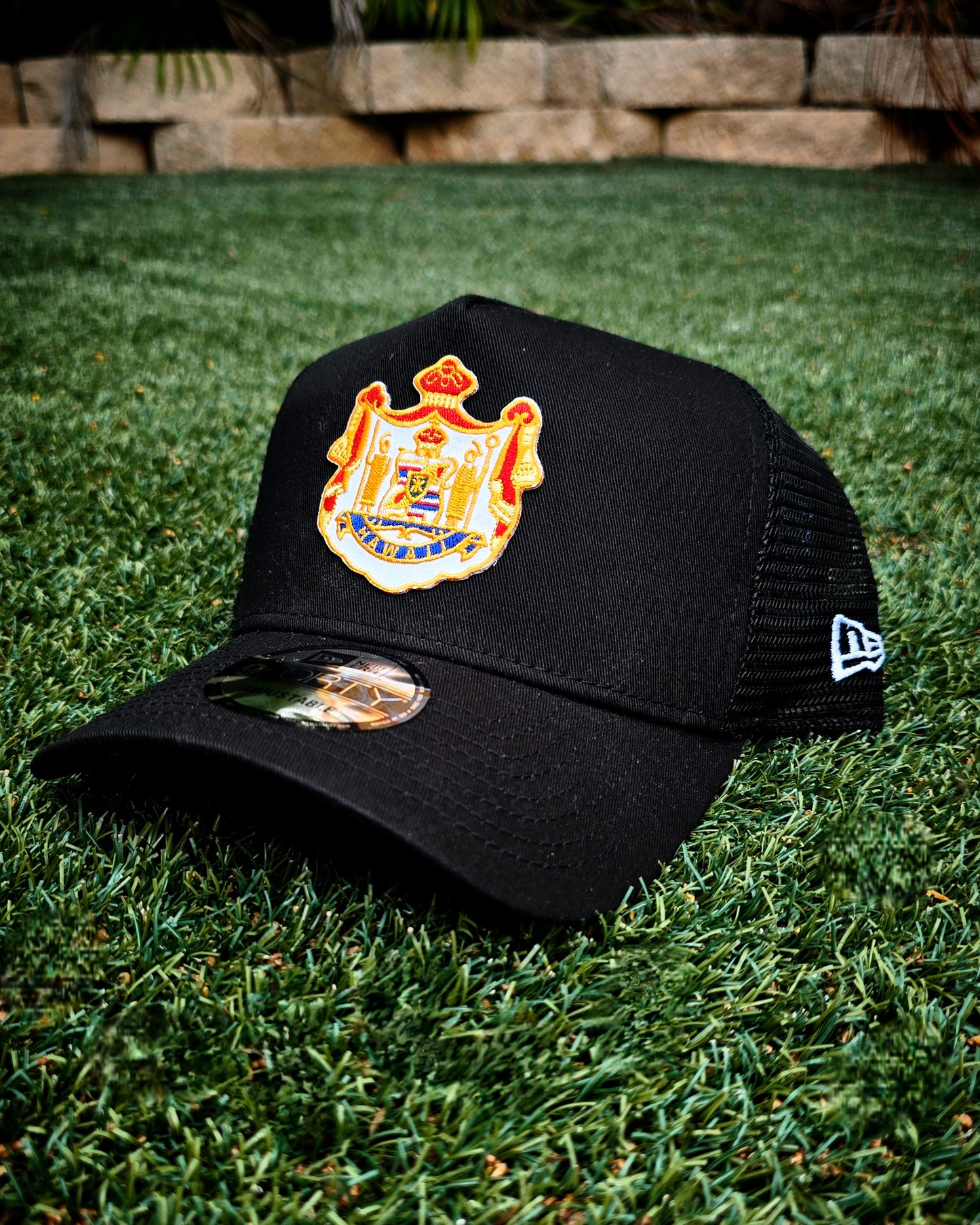 COAT OF ARMS NEW ERA TRUCKER